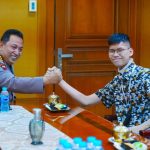 Sultan Rif’at Al Fatih akhirnya bertemu dengan Kapolri Jenderal Polisi Drs. Listyo Sigit Prabowo pada Jumat (22/12/23). Pertemuan tersebut berlangsung di Gedung Utama Mabes Polri, Jakarta.