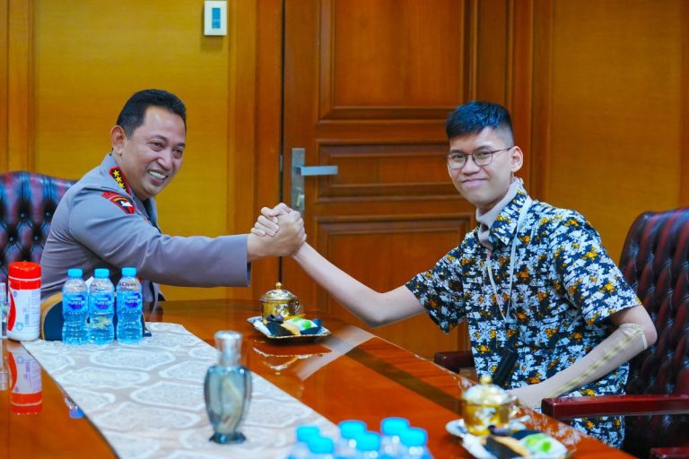 Sultan Rif’at Al Fatih akhirnya bertemu dengan Kapolri Jenderal Polisi Drs. Listyo Sigit Prabowo pada Jumat (22/12/23). Pertemuan tersebut berlangsung di Gedung Utama Mabes Polri, Jakarta.
