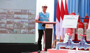 Direktur Utama PLN Darmawan Prasodjo saat melakukan telekonferensi dengan 21 unit GHP tersebar di seluruh Indonesia dari pembangkit listrik tenaga gas uap (PLTGU) Tanjung Priok, Jakarta, Senin (20/11). Dengan 21 GHP ini membuat PLN menjadi perusahaan yang memiliki GHP terbanyak di Asia Tenggara.