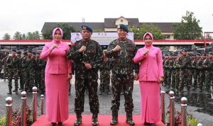 Kombes, Dhuaja atau panji lambang kesatuan Satbrimob Polda Sulawesi Utara (Sulut) “Satya Paramahita Girindra”, diserahkan oleh pejabat lama Dansatbrimob, Kombes Pol Brury Soekotjo kepada pejabat baru, Kombes Pol Agung Anggoro.