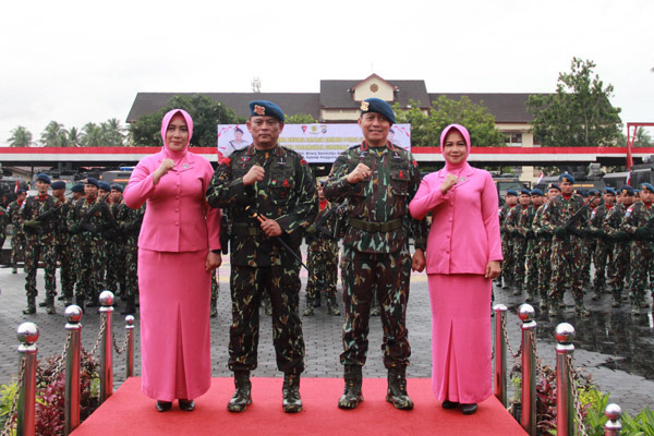Kombes, Dhuaja atau panji lambang kesatuan Satbrimob Polda Sulawesi Utara (Sulut) “Satya Paramahita Girindra”, diserahkan oleh pejabat lama Dansatbrimob, Kombes Pol Brury Soekotjo kepada pejabat baru, Kombes Pol Agung Anggoro.