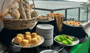 Snack sore hanya Rp 35.000 net per orangnya, All You Can Eat merupakan promo “Santai Sore Sejenak" Whiz Prime Hotel Megamas Manadomulai tanggal 2 Februari