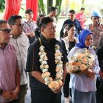 Selamat Datang Kapolda Sulawesi Utara yang baru Irjen Pol Yudhiawan dan Istri dijemput Wakapolda serta PJU di Bandara Sam Ratulangi.