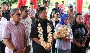 Selamat Datang Kapolda Sulawesi Utara yang baru Irjen Pol Yudhiawan dan Istri dijemput Wakapolda serta PJU di Bandara Sam Ratulangi.