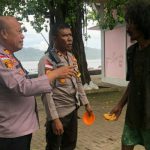 Begini kepedulian anggota Polri terhadap orang dengan gangguan jiwa (ODGJ) terlihat disela-sela tugas Operasi Mantap Brata. Kabag Ops Polres Kepulauan Talaud AKP Yakobus Melale bersama Kasat Binmas AKP Prijuhakri Tumade menyempatkan diri untuk menyambangi ODGJ yang berada di jalanan, Sabtu (27/01/2024) Pukul 10.00 Wita.