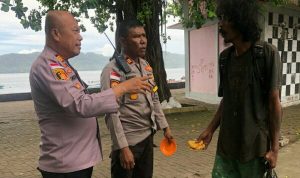 Begini kepedulian anggota Polri terhadap orang dengan gangguan jiwa (ODGJ) terlihat disela-sela tugas Operasi Mantap Brata. Kabag Ops Polres Kepulauan Talaud AKP Yakobus Melale bersama Kasat Binmas AKP Prijuhakri Tumade menyempatkan diri untuk menyambangi ODGJ yang berada di jalanan, Sabtu (27/01/2024) Pukul 10.00 Wita.