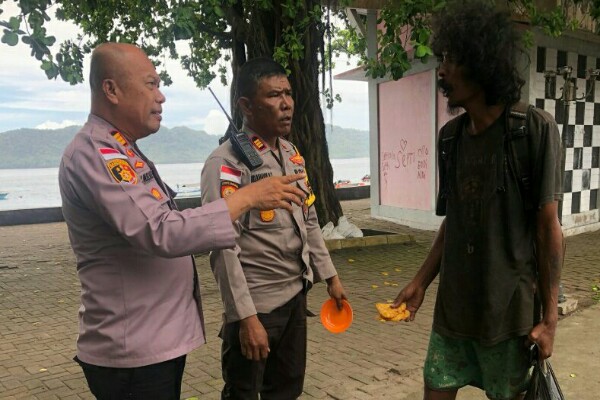 Begini kepedulian anggota Polri terhadap orang dengan gangguan jiwa (ODGJ) terlihat disela-sela tugas Operasi Mantap Brata. Kabag Ops Polres Kepulauan Talaud AKP Yakobus Melale bersama Kasat Binmas AKP Prijuhakri Tumade menyempatkan diri untuk menyambangi ODGJ yang berada di jalanan, Sabtu (27/01/2024) Pukul 10.00 Wita.