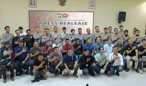 Polresta Manado menggelar Rilis Akhir Tahun 2023 di Aula Mako Polresta Manado. Kegiatan ini dipimpin oleh Kapolresta Manado Kombes Pol Julianto. Sirait, didampingi Wakapolresta Manado AKBP Faisol Wahyudi, Minggu (31/12/2023).