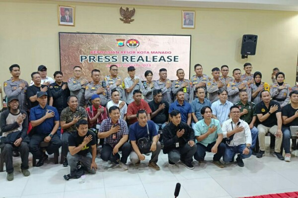 Polresta Manado menggelar Rilis Akhir Tahun 2023 di Aula Mako Polresta Manado. Kegiatan ini dipimpin oleh Kapolresta Manado Kombes Pol Julianto. Sirait, didampingi Wakapolresta Manado AKBP Faisol Wahyudi, Minggu (31/12/2023).