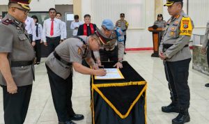 Kabag SDM disertijabkan Kapolres Minahasa Selatan (Minsel) AKBP Feri R. Sitorus, SIK, MH; dalam upacara sertijab dan pengambilan sumpah di Graha Tatag Trawang Tungga, Jumat (26/1/2024).