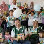 Penyerahan buku kepada murid PAUD KB Budi Mulya Desa Padang pada Juli 2023.