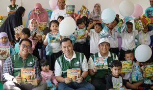 Penyerahan buku kepada murid PAUD KB Budi Mulya Desa Padang pada Juli 2023.