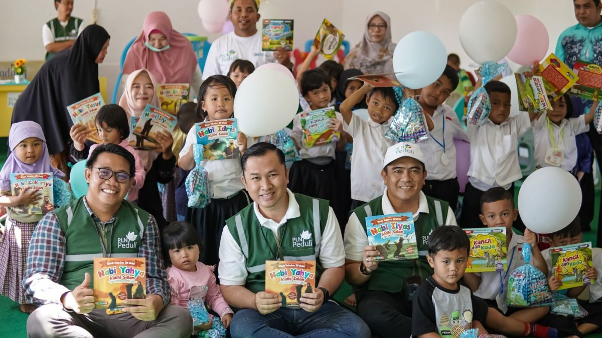 Penyerahan buku kepada murid PAUD KB Budi Mulya Desa Padang pada Juli 2023.