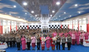 Tugas Ibu Asuh Polisi Wanita (Polwan) Polda Sulawesi Utara (Sulut) diserahterimakan secara resmi dari Ny. Henny Setyobudi kepada Ny. Yunita Yudhiawan, pada Rabu (10/1/2024) pagi, di Ruang Catur Prasetya Mapolda.