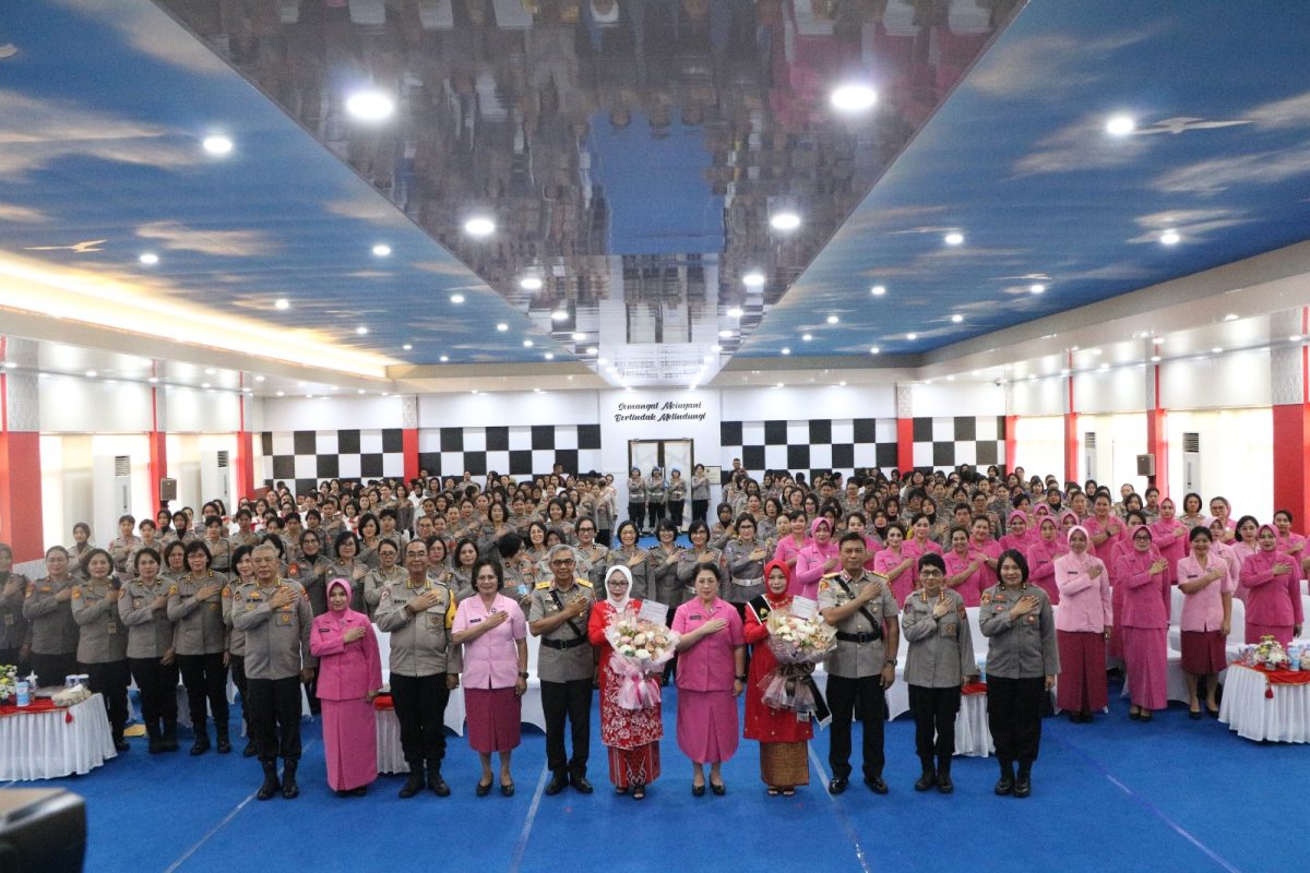 Tugas Ibu Asuh Polisi Wanita (Polwan) Polda Sulawesi Utara (Sulut) diserahterimakan secara resmi dari Ny. Henny Setyobudi kepada Ny. Yunita Yudhiawan, pada Rabu (10/1/2024) pagi, di Ruang Catur Prasetya Mapolda.