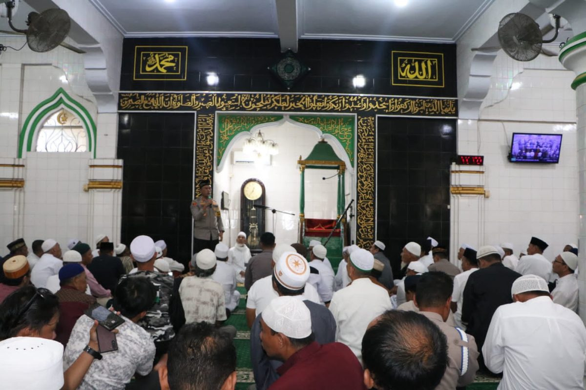Safari, Kapolda Sulawesi Utara Irjen Pol Yudhiawan mengajak jamaah Masjid Al Masyhur bersama menjaga kamtibmas.