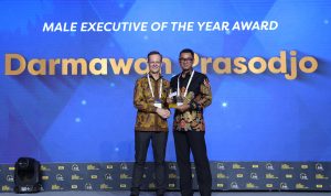 Direktur Utama PLN Darmawan Prasodjo (kanan) menerima penghargaan "Male Executive of the Year" dari CEO of Clarion Events Asia Richard Ireland (kiri) dalam ajang Power & Energy Awards 2023 yang digelar Enlit Asia pada Selasa (14/11) di Tangerang, Banten. Dalam kategori ini, Darmawan melampaui nominasi eksekutif dari perusahaan lainnya, yaitu Korea Southern Power (KOSPO) asal Korea Selatan dan HDF Energy asal Prancis.