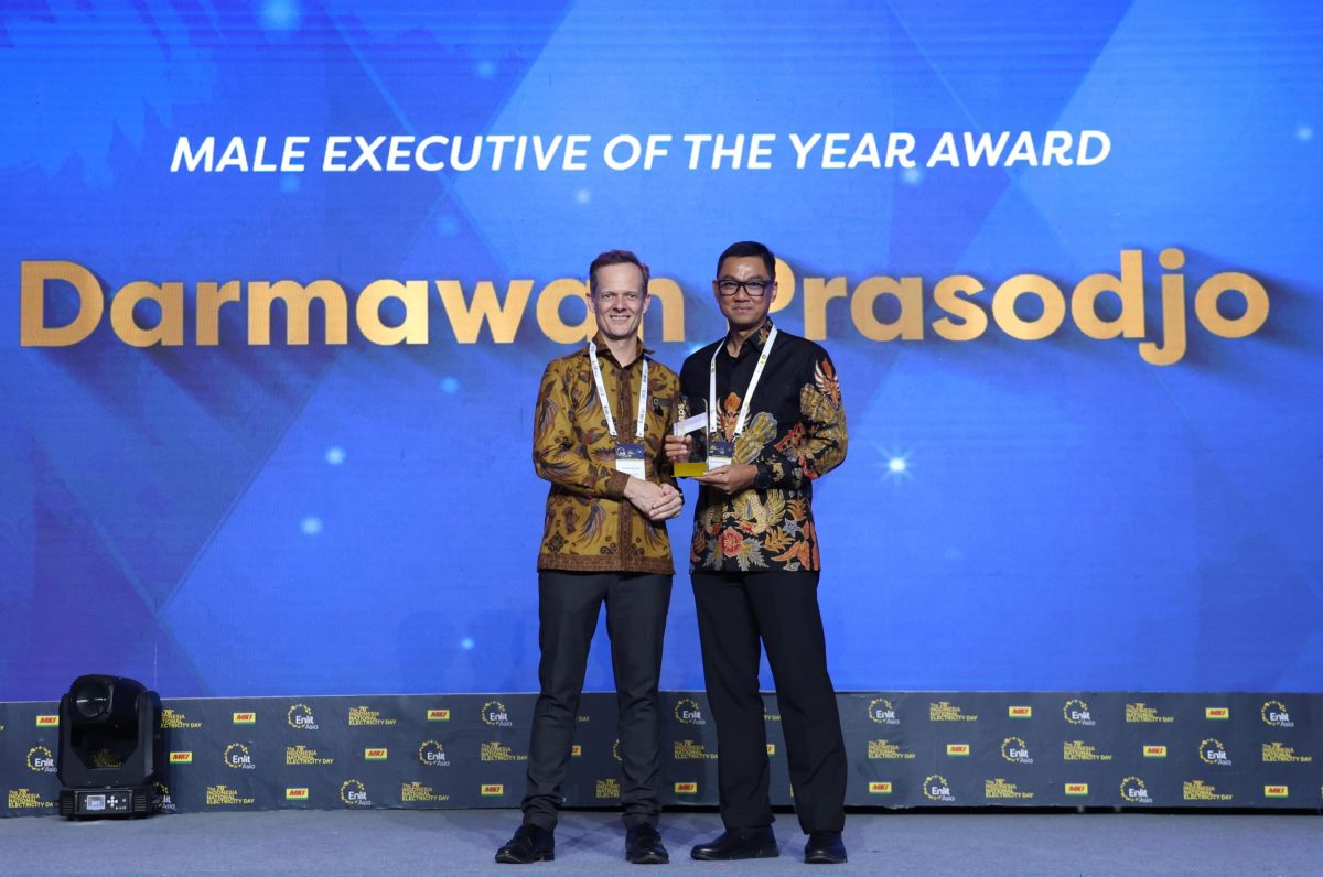 Direktur Utama PLN Darmawan Prasodjo (kanan) menerima penghargaan "Male Executive of the Year" dari CEO of Clarion Events Asia Richard Ireland (kiri) dalam ajang Power & Energy Awards 2023 yang digelar Enlit Asia pada Selasa (14/11) di Tangerang, Banten. Dalam kategori ini, Darmawan melampaui nominasi eksekutif dari perusahaan lainnya, yaitu Korea Southern Power (KOSPO) asal Korea Selatan dan HDF Energy asal Prancis.