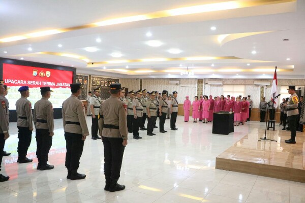 Kapolda Sulawesi Utara Irjen Pol Yudhiawan memimpin upacara serah terima jabatan (Sertijab) di aula Tribrata Polda Sulut, yang dihadiri oleh Wakapolda Sulut Irjen Pol Jan de Fretes, para PJU Polda, Kapolresta dan para Kapolres jajaran, Bhayangkari serta perwakilan personel Polri, Senin (15/1/2024).