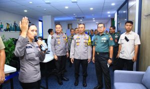 Kadiv Humas Polri Irjen. Pol. Sandi Nugroho menerima kunjungan Kapuspen TNI Nugraha Gumilar beserta rombongan di Gedung Humas Polri, Kamis (25/1/24).