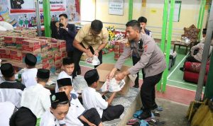 Serahkan Bansos, Polda Sulawesi Utara menyalurkan bantuan sosial kepada Pondok Pesantren Asy Syafiq Nurul Hidayah Desa Sea. Bantuan diserahkan langsung Kapolda Sulut Irjen Pol Yudhiawan, Senin (19/2/2024).