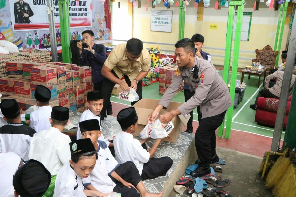 Serahkan Bansos, Polda Sulawesi Utara menyalurkan bantuan sosial kepada Pondok Pesantren Asy Syafiq Nurul Hidayah Desa Sea. Bantuan diserahkan langsung Kapolda Sulut Irjen Pol Yudhiawan, Senin (19/2/2024).