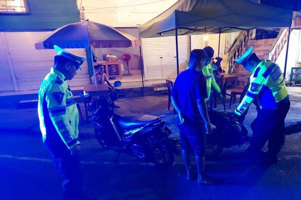 Satlantas Polres Kotamobagu menggelar blue light patrol untuk mengantisipasi pelanggaran dan kecelakaan lalu lintas serta kejahatan jalanan, pada Senin (29/1/2024) malam.