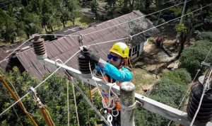 Ilustrasi Petugas PLN melakukan pemeliharaan jaringan listrik untuk meningkatkan keandalan pasokan listrik sebelum memasuki masa siaga Pemilu 2024.