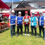 Pegawai PLN UP3 Tahuna saat menerima Penghargaan Zero Accident dari Pemerintah Provinsi Sulawesi Utara