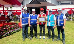 Pegawai PLN UP3 Tahuna saat menerima Penghargaan Zero Accident dari Pemerintah Provinsi Sulawesi Utara