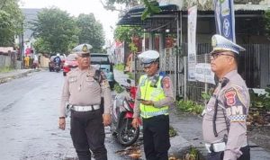 Personel Satlantas Polresta Manado terus berupaya menciptakan situasi arus lalu lintas yang aman dan lancar bagi para pengguna jalan.