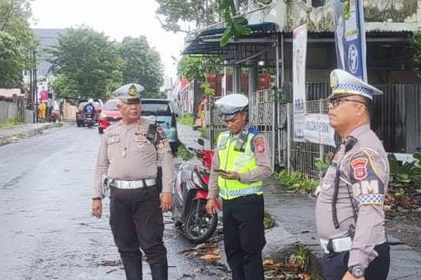 Personel Satlantas Polresta Manado terus berupaya menciptakan situasi arus lalu lintas yang aman dan lancar bagi para pengguna jalan.