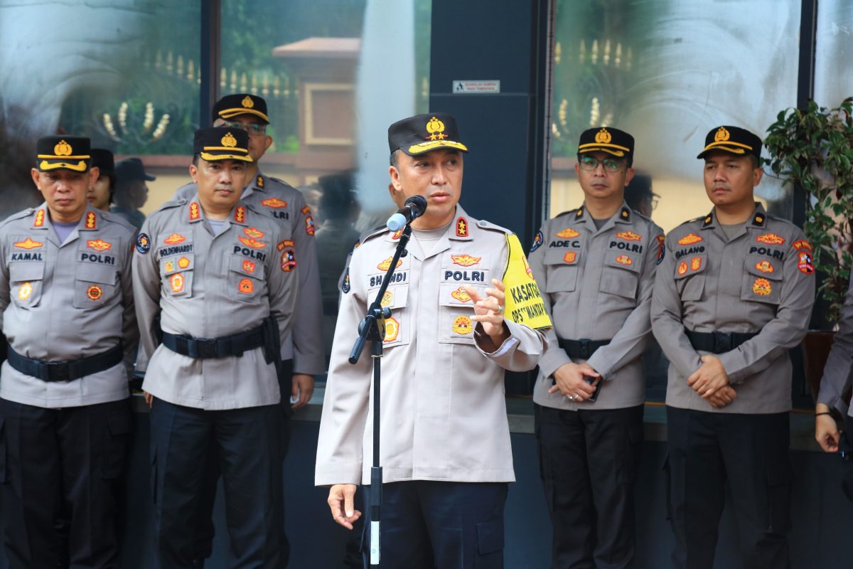 Apresiasi Perolehan Nilai Kompetensi Tertinggi, Kadiv Humas Beri Beasiswa 6 Bintara