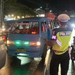Personel Satlantas Polresta Manado melakukan pengaturan arus lalu lintas di beberapa titik strategis, pada Sabtu (20/1/2024) malam.