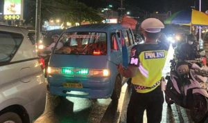 Personel Satlantas Polresta Manado melakukan pengaturan arus lalu lintas di beberapa titik strategis, pada Sabtu (20/1/2024) malam.
