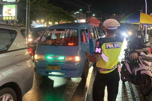 Personel Satlantas Polresta Manado melakukan pengaturan arus lalu lintas di beberapa titik strategis, pada Sabtu (20/1/2024) malam.
