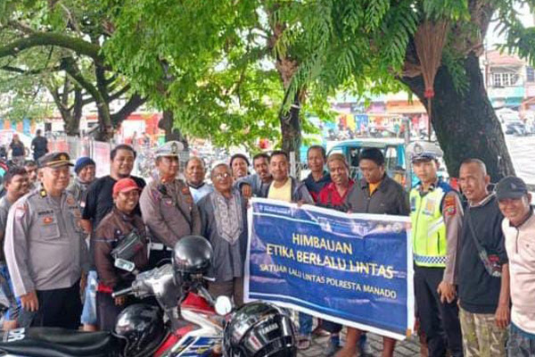 Satlantas Polresta Manado mengajak para tukang ojek untuk mematuhi aturan lalu lintas. Ajakan tersebut disampaikan melalui sosialisasi Etika Berlalulintas, pada Rabu (17/1/2024).