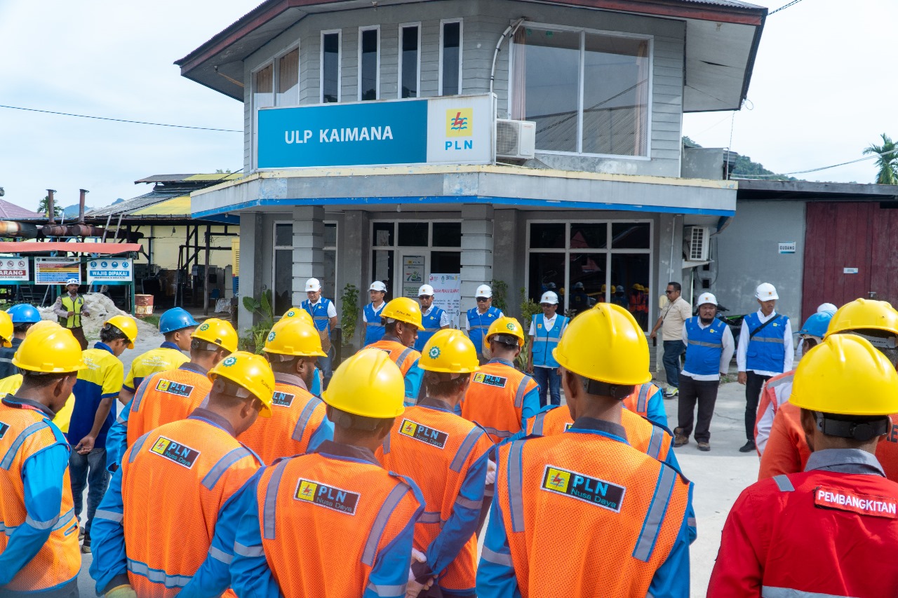 Suasana apel siaga kelistrikan Pemilu 2024 di Kantor PLN Unit Layanan Pelanggan di Papua Barat.