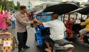 Kapolres AKBP Dasveri Abdi Bagi-bagi Takjil di Depan Mako Polres Kotamobagu