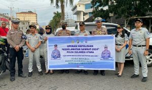 Kolaborasi Ditlantas Polda Sulut dan Jasa Raharja Bagi-bagi Makanan Takjil