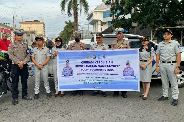 Kolaborasi Ditlantas Polda Sulut dan Jasa Raharja Bagi-bagi Makanan Takjil