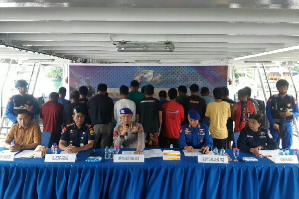 Dirpolairud Polda Sulut: KP Baladewa-8002 Tangkap Kapal Illegal Fishing asal Filipina