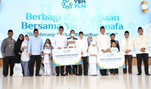 Direktur Utama PLN Darmawan Prasodjo (ketujuh dari kiri) didampingi oleh Ketua Umum YBM PLN Sulistyo Biantoro (kelima dari kanan), Ketua Dewan Pengawas Syariah YBM PLN Amin Suma (kedelapan dari kanan), dan jajaran direksi PLN saat memberikan bantuan santunan yatim dhuafa dan peduli pangan pesantren secara simbolis kepada penerima manfaat dalam acara Berbagi Kebahagiaan Bersama Yatim Dhuafa bertema “Benderang Berkah Ramadhan 1445 H” di Kantor Pusat PLN, Jakarta pada (21/03).