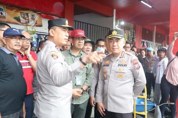 Cek Harga Kebutuhan Pokok, Kapolda Bersama Satgas Pangan Sulut Datangi Pasar Bersehati Manado