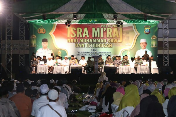 Puluhan Ribu Jamaah Hadiri Peringatan Isra Mikraj 1445 H di Polda Sulut dengan Penceramah Ustad Das'ad Latif