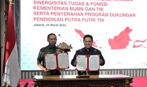 Panglima TNI Jenderal Agus Subiyanto (kiri) dan Menteri BUMN Erick Thohir (kanan) menunjukkan nota kesepahaman sinergitas tugas dan fungsi Kementerian Badan Usaha Milik Negara (BUMN) bersama Tentara Nasional Indonesia.