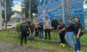 Anggota Polri Bersama Polres Bitung Lovers Bagi-bagi Takjil Gratis