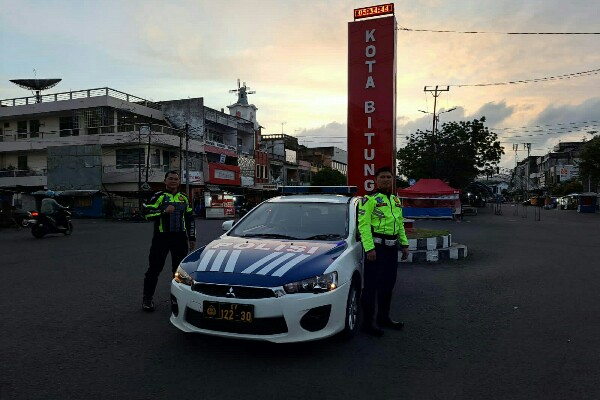 Satuan Lalu Lintas Polres Bitung melaksanakan patroli sahur di wilayah hukumnya, Senin (18/3/2024).