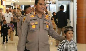 Kapolresta Manado Kombes Pol Julianto Sirait didampingi bersama Wakapolresta AKBP Faisol Wahyudi dan pejabat utama Polresta Manado mengajak anak-anak yatim piatu untuk berbelanja pakaian dan perlengkapan Lebaran di Matahari Manado Town Square pada Kamis (28/3/2024).