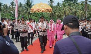 Kunjungan Kerja ke Polres Bolsel, Kapolda Sulawesi Utara Irjen Pol Yudhiawan didampingi Ketua Bhayangkari Sulut Ny. Yunita Yudhiawan